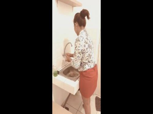 Sembari mencuci piring ia juga dipaksa melakukan hubungan badan